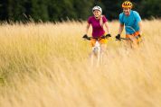 paar-biken-im-kornfeld Paar mit Bikes im Kornfeld